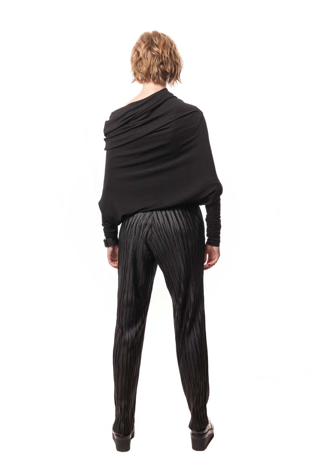 Black pleated Peg Leg Pants, the Minori Pants are a stylish, easy to wear addition to your wardrobe. 